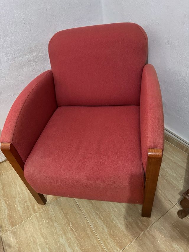 Sillón de tela y madera