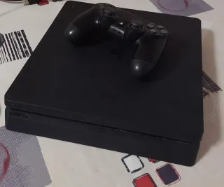 PS4 Slim Negra - Buen Estado