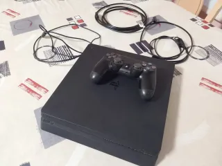 PS4 Slim Negra - Buen Estado