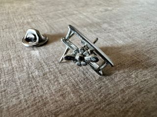 Pin avión antiguo biplano