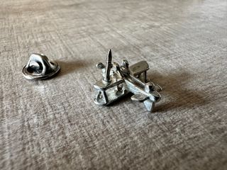 Pin avión antiguo biplano