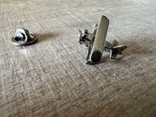 Pin avión antiguo biplano
