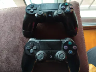 PlayStation 4 Pro + 2 mandos + soporte vertical