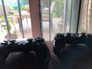 PlayStation 4 Pro + 2 mandos + soporte vertical