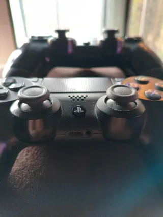 PlayStation 4 Pro + 2 mandos + soporte vertical