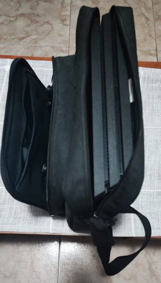 PlayStation 4 Pro + 2 mandos, maletín y soporte