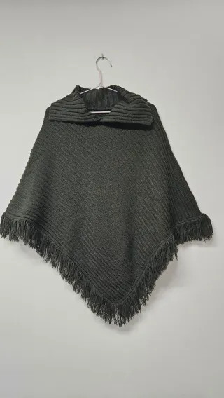 Poncho verde militar con flecos
