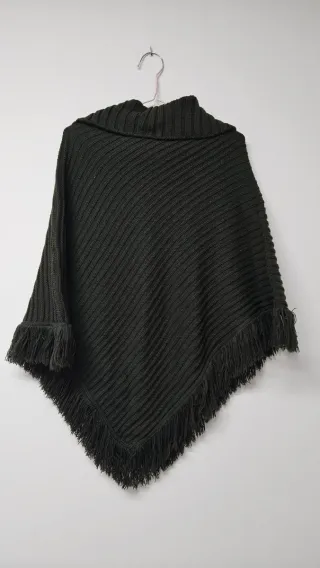 Poncho verde militar con flecos