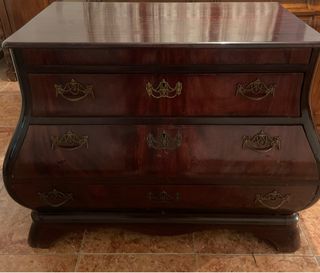 Cómoda de madera marrón