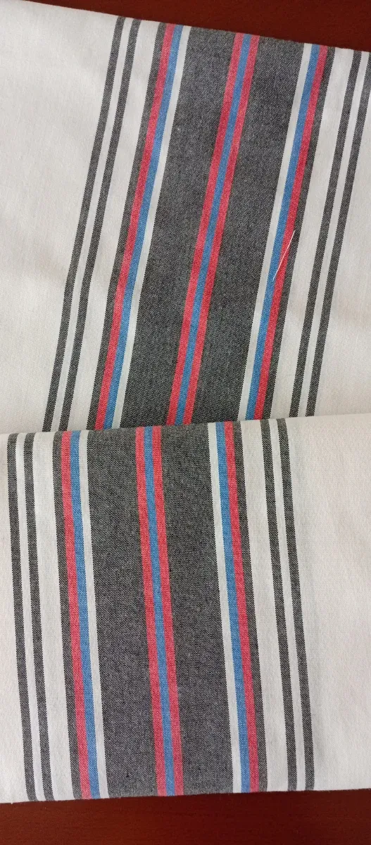 Tessuto a righe grigio, rosso e blu