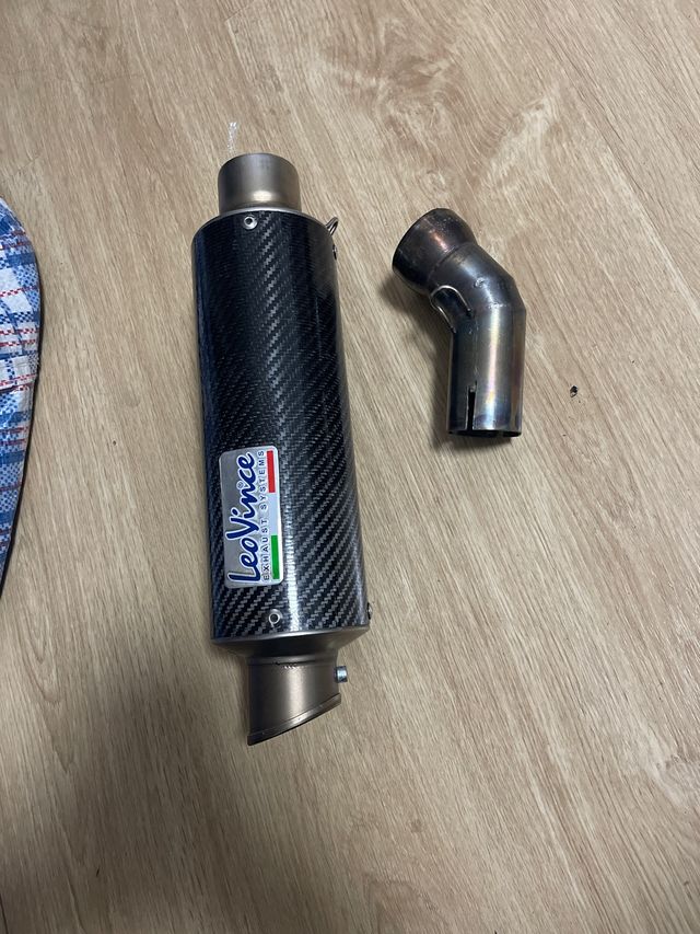 Tubo de escape LeoVince Carbono