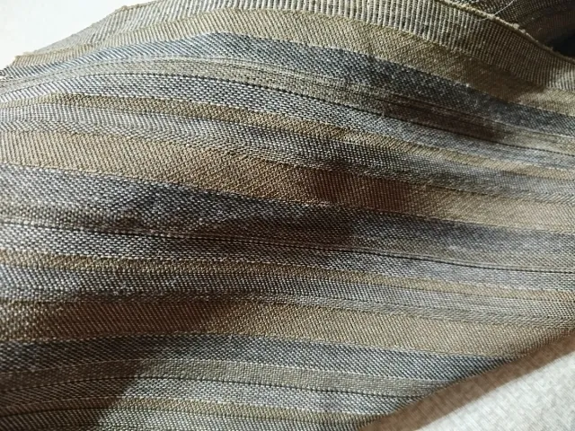 Tejido de sarga marrón a rayas