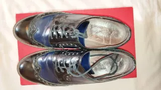 Zapatos de chica en piel y charol en negro y azul 