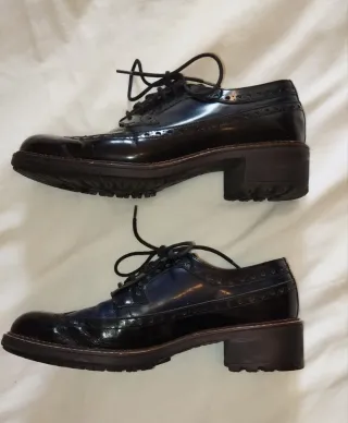 Zapatos de chica en piel y charol en negro y azul 