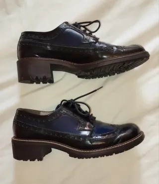 Zapatos de chica en piel y charol en negro y azul 