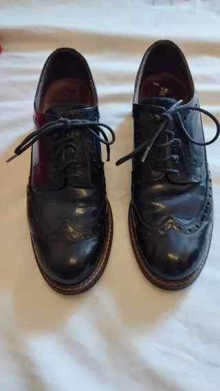 Zapatos de chica en piel y charol en negro y azul 