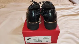 Zapatos de chica en piel y charol en negro y azul 