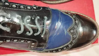 Zapatos de chica en piel y charol en negro y azul 