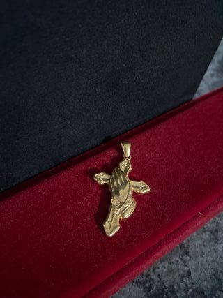 Colgante cruz con manos y rosario oro 18k