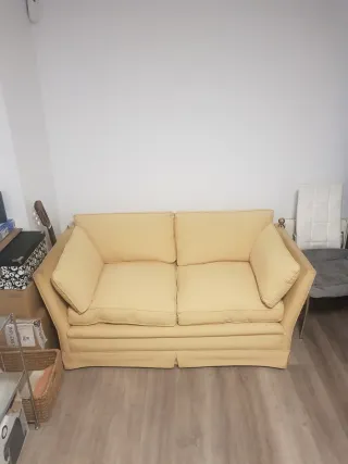 Sofá de 2 plazas amarillo