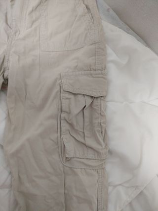 Pantalón cargo beige de niña de  10-12 años.
