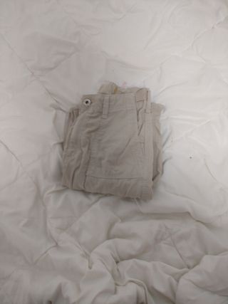 Pantalón cargo beige de niña de  10-12 años.
