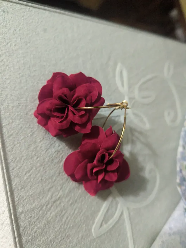 Pendientes aro con rosa roja y detalles dorados