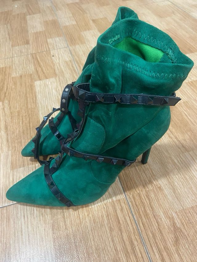 Botines verdes con tachuelas 