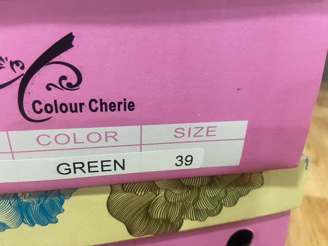 Botines verdes con tachuelas 