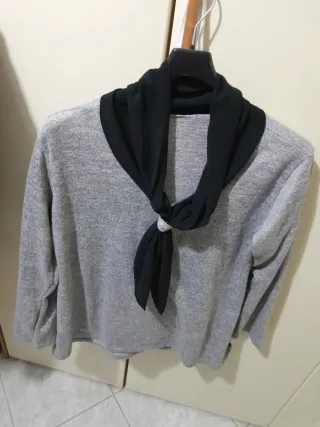 Maglia donna grigia con foulard nero