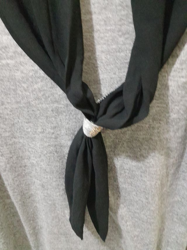 Maglia donna grigia con foulard nero