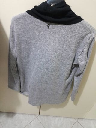 Maglia donna grigia con foulard nero