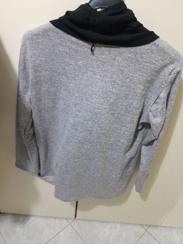 Maglia donna grigia con foulard nero