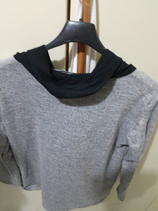 Maglia donna grigia con foulard nero