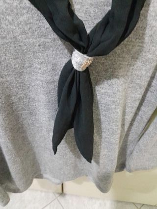 Maglia donna grigia con foulard nero