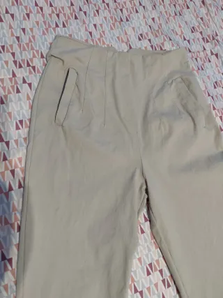 Pantalón beige cintura alta con pinzas