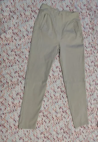 Pantalón beige cintura alta con pinzas