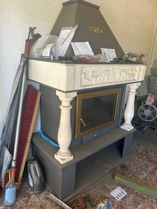 Chimenea de leña con detalles dorados