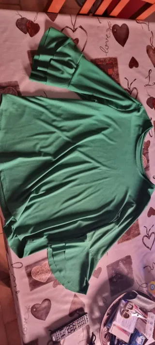 Camiseta verde manga acampanada