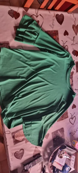 Camiseta verde manga acampanada