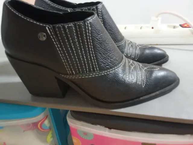 Botines de piel negros