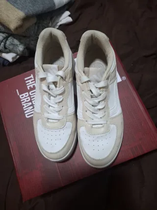 Zapatillas Mujer Beige y Blancas