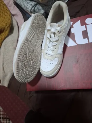 Zapatillas Mujer Beige y Blancas