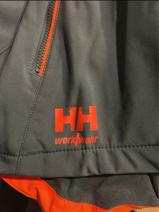 Chaqueta Helly Hansen gris y naranja. Hombre