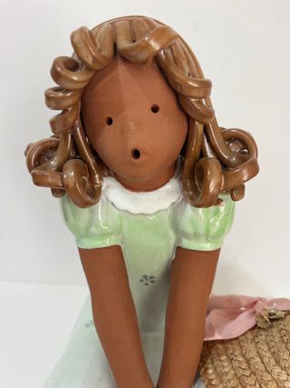 Muñeca de porcelana con sombrero