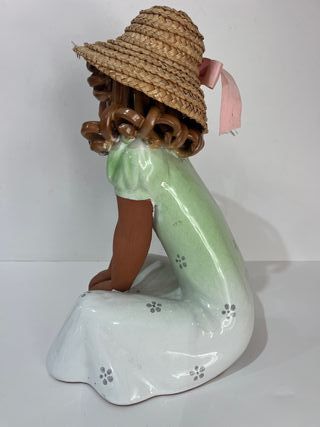 Muñeca de porcelana con sombrero