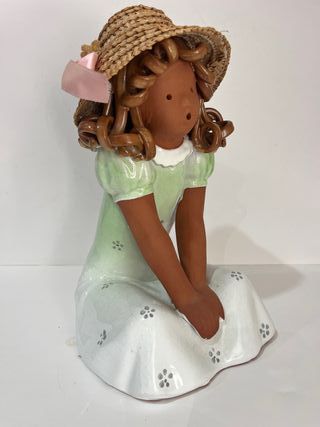 Muñeca de porcelana con sombrero