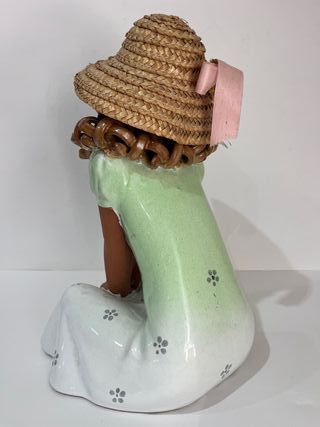 Muñeca de porcelana con sombrero