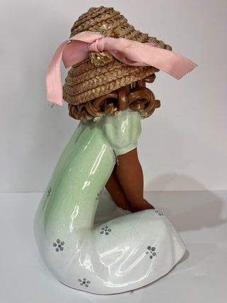 Muñeca de porcelana con sombrero