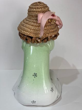 Muñeca de porcelana con sombrero